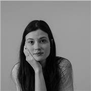 Licenciada en artes visuales. Conocimiento en historia del arte, gestión cultural y arte contemporáneo